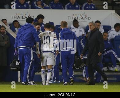 Bild #: 41480908 14. Dezember 2015 - Leicester, Vereinigtes Königreich - Eden Hazard of Chelsea lässt sich verletzen, als Jose Mouringo-Manager von Chelsea ihn überprüft - English Premier League - Leicester City vs Chelsea - King Power Stadium - Leicester - England - 14. Dezember 2015 - Bild Simon Bellis. Stockfoto