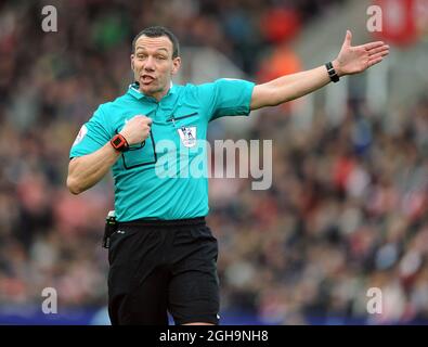 Bild #: 41635444 Dec. 26, 2015 - Stoke on Trent, Großbritannien - Schiedsrichter Kevin Friend.- Barclays Premier League - Stoke City vs Manchester United - Britannia Stadium - Stoke on Trent - England - 26. Dezember 2015 Stockfoto