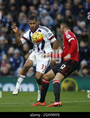 Jose Salomon Rondon von West Bromwich Albion tötelt mit Chris Smalling von Manchester United während des Barclays Premier League-Spiels bei den Hawthorns. Bildnachweis sollte lauten: Simon Bellis/Sportimage via PA Images Stockfoto