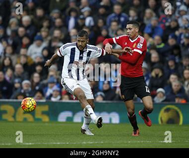 Jose Salomon Rondon von West Bromwich Albion tötelt mit Chris Smalling von Manchester United während des Barclays Premier League-Spiels bei den Hawthorns. Bildnachweis sollte lauten: Simon Bellis/Sportimage via PA Images Stockfoto