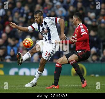Jose Salomon Rondon von West Bromwich Albion tötelt mit Chris Smalling von Manchester United während des Barclays Premier League-Spiels bei den Hawthorns. Bildnachweis sollte lauten: Simon Bellis/Sportimage via PA Images Stockfoto