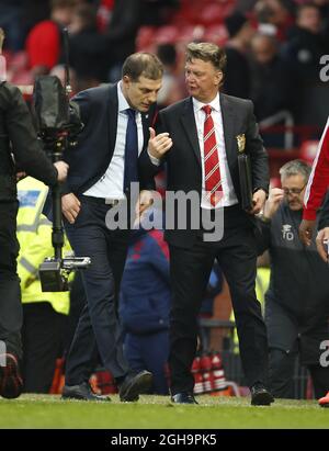 Slaven Bilic, der Manager von West Ham, und Louis Van Gaal, der Manager von Manchester United, sprechen während des Emirates FA Cup-Spiels in Old Trafford zu Vollzeit. Bildnachweis sollte lauten: Philip Oldham/Sportimage via PA Images Stockfoto