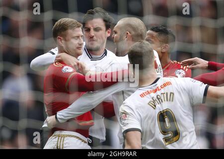 Forest's Matt Mills zanken mit George Thorne von Derby während des Skybet Championship-Spiels im iPro Stadium. Bildnachweis sollte lauten: Philip Oldham/Sportimage via PA Images Stockfoto