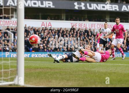 Tottenhams Harry Kane erzielte beim Premier League-Spiel im White Hart Lane Stadium sein Tor zum Tor zur Seiteneröffnung. Bildnachweis sollte lauten: David Klein/Sportimage via PA Images Stockfoto