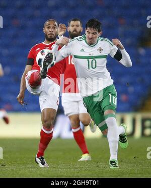 Ashley Williams aus Wales kämpft gegen den nordirischen Kyle Lafferty während des internationalen Freundschaftsspiel im Cardiff City Stadium. Bildnachweis sollte lauten: Philip Oldham/Sportimage via PA Images Stockfoto