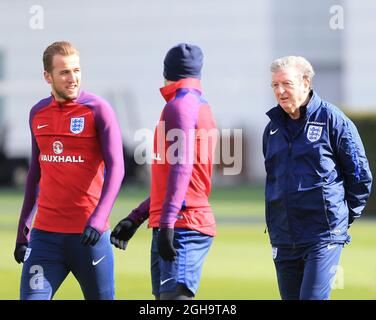 Der englische Harry Kane mit Roy Hodgson während des Trainings im Tottenham Hotspur Training Center. Bildnachweis sollte lauten: David Klein/Sportimage via PA Images Stockfoto