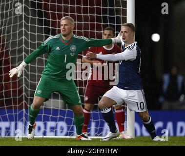 Kasper Schmeichel aus Dänemark tötelt mit Leigh Griffiths aus Schottland während des Vauxhall International Challenge Match im Hampden Park Stadium. Bildnachweis sollte lauten: Simon Bellis/Sportimage via PA Images Stockfoto