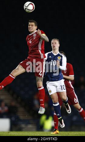 Daniel Agger aus Dänemark gewinnt beim Vauxhall International Challenge Match im Hampden Park Stadium gegen Leigh Griffiths aus Schottland. Bildnachweis sollte lauten: Simon Bellis/Sportimage via PA Images Stockfoto