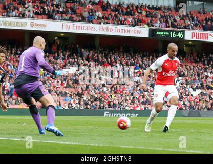 Theo Walcott von Arsenal erzielte während des Spiels der Premier League im Emirates Stadium den vierten Treffer seiner Seite. Bildnachweis sollte lauten: David Klein/Sportimage via PA Images Stockfoto