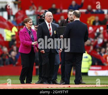 Sir Bobby Charlton und seine Frau Norma auf dem Spielfeld, als sie den South nach ihm benennen, während des Spiels der Barclays Premier League im Old Trafford Stadium. Bildnachweis sollte lauten: Simon Bellis/Sportimage via PA Images Stockfoto