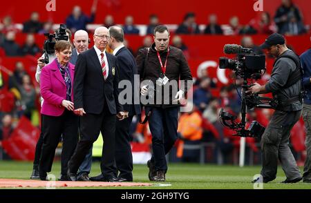 Sir Bobby Charlton und seine Frau Norma auf dem Spielfeld, als sie den South nach ihm benennen, während des Spiels der Barclays Premier League im Old Trafford Stadium. Bildnachweis sollte lauten: Simon Bellis/Sportimage via PA Images Stockfoto