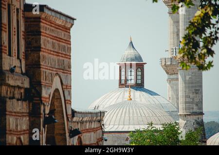 Seitenansicht der Minarette und der Kuppel der Alten Moschee, Edirne, die auf 1414 erbaut wurde. Ein Beispiel islamischer und osmanischer Architektur. Stockfoto