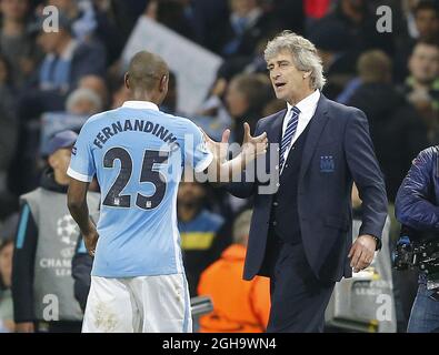 Manuel Pellegrini-Manager von Manchester City begrüßt Fernandinha von Manchester City am Ende des Spiels während des UEFA Champions League-Spiels im Etihad Stadium. Bildnachweis sollte lauten: Simon Bellis/Sportimage via PA Images Stockfoto