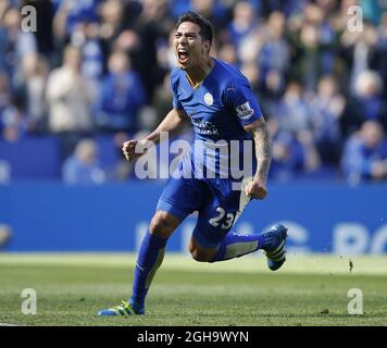 Leonardo Ulloa aus Leicester City feiert seine Ausgleichsstrafe während des Spiels der Barclays Premier League im King Power Stadium. Bildnachweis sollte lauten: Simon Bellis/Sportimage via PA Images Stockfoto