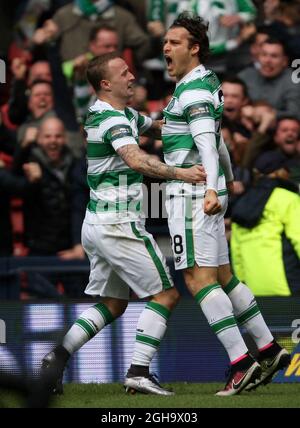 Erik Sviatchenko (rechts) von Celtic feiert mit Leigh Griffiths, nachdem er während des William Hill Scottish Cup-Spiels im Hampden Park Stadium seinem Team den zweiten Treffer erzielte. Bildnachweis sollte lauten: Lynne Cameron/Sportimage via PA Images Stockfoto