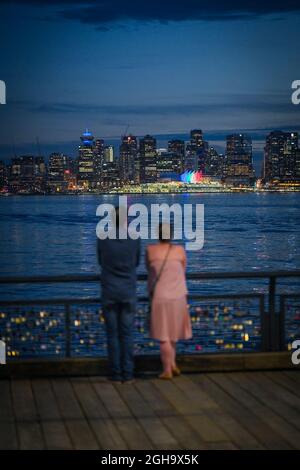 Paare genießen den Blick auf die Skyline von Vancouver vom Lonsdale Quay, North Vancouver, British Columbia, Kanada Stockfoto