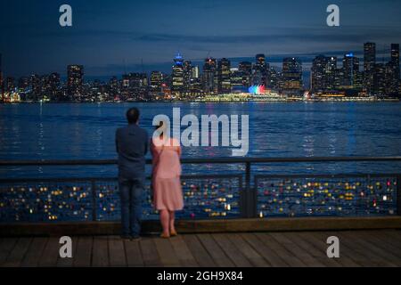 Paare genießen den Blick auf die Skyline von Vancouver vom Lonsdale Quay, North Vancouver, British Columbia, Kanada Stockfoto