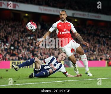 Theo Walcott von Arsenal tuselt mit Jonny Evans von West Brom während des Spiels der Barclays Premier League im Emirates Stadium. Bildnachweis sollte lauten: David Klein/Sportimage via PA Images Stockfoto