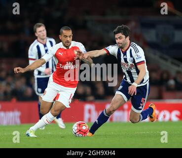 Theo Walcott von Arsenal tuselt mit Claudio Yacob von West Brom während des Spiels der Barclays Premier League im Emirates Stadium. Bildnachweis sollte lauten: David Klein/Sportimage via PA Images Stockfoto