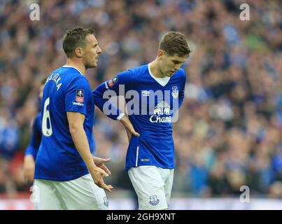 Phil Jagielka und John Stones von Everton sehen nach dem Siegtreffer von Manchester United beim Halbfinale des Emirates FA Cup im Wembley Stadium, London, deprimierend aus. Bildnachweis sollte lauten: David Klein/Sportimage via PA Images Stockfoto