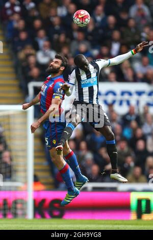 Mile Jedinak von Crystal Palace und Papiss Cisse von Newcastle United bestreiten während des Spiels der Barclays Premier League im St James Park einen Header. Bildnachweis sollte lauten: Philip Oldham/Sportimage via PA Images Stockfoto