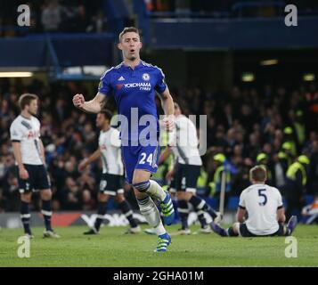 Chelsea's Gary Cahill feiert das Tor zum Eröffnungstreffer seiner Seite während des Spiels der Barclays Premier League im Stamford Bridge Stadium. Bildnachweis sollte lauten: David Klein/Sportimage via PA Images Stockfoto