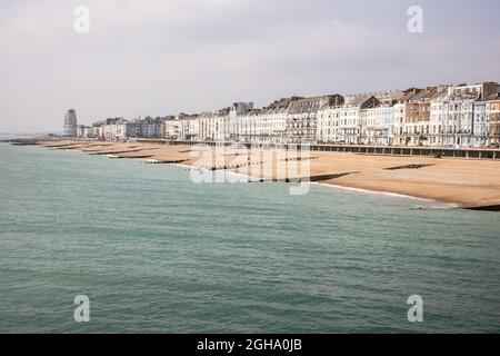 Vom Hastings Pier in Richtung St. Leonards Stockfoto