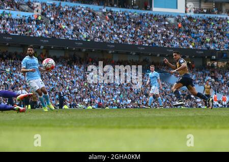 Alexis Sanchez von Arsenal punktet beim Spiel der Barclays Premier League im Etihad Stadium mit seinem zweiten Tor. Bildnachweis sollte lauten: Philip Oldham/Sportimage via PA Images Stockfoto