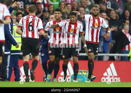 Patrick van Aanholt aus Sunderland feiert das Tor zum Auftakt während des Spiels der Barclays Premier League im Stadium of Light. Bildnachweis sollte lauten: Philip Oldham/Sportimage via PA Images Stockfoto