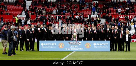 Die U21 von Manchester Utd hat während des Spiels der Barclays Premier League im Old Trafford Manchester die Trophäe der ersten Division gewonnen. Bildnachweis sollte lauten: Simon Bellis/Sportimage via PA Images Stockfoto