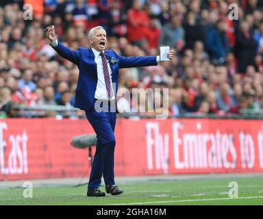 Alan Pardew von Crystal Palace schaut während des Emirates FA Cup Finals im Wembley Stadium auf. Bildnachweis sollte lauten: David Klein/Sportimage via PA Images Stockfoto