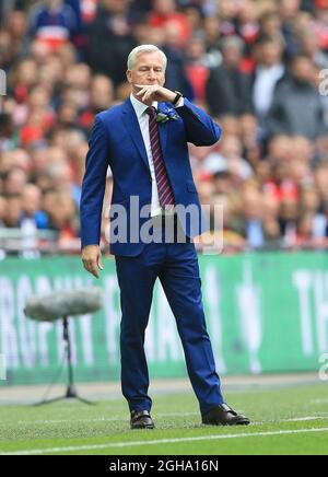 Alan Pardew von Crystal Palace schaut während des Emirates FA Cup Finals im Wembley Stadium auf. Bildnachweis sollte lauten: David Klein/Sportimage via PA Images Stockfoto