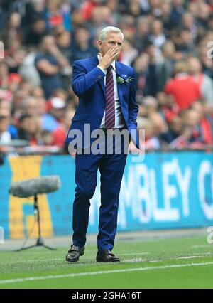 Alan Pardew von Crystal Palace schaut während des Emirates FA Cup Finals im Wembley Stadium auf. Bildnachweis sollte lauten: David Klein/Sportimage via PA Images Stockfoto