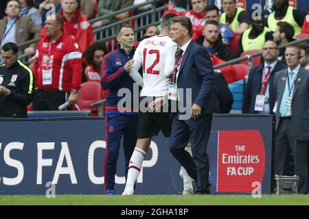 Chris Smalling von Manchester United führt an Ryan Giggs und Manager Louis van Gaal vorbei, nachdem er seine rote Karte während des Emirates FA Cup Finals im Wembley Stadium verfolgt hatte. Bildnachweis sollte lauten: Philip Oldham/Sportimage via PA Images Stockfoto