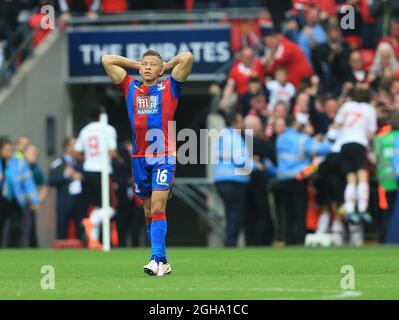 Dwight Gayle von Crystal Palace sieht niedergeschlagen aus, als Jesse Lingard von Manchester United während des Emirates FA Cup Finals im Wembley Stadium sein Tor feiert. Bildnachweis sollte lauten: David Klein/Sportimage via PA Images Stockfoto