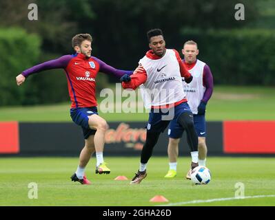 Die Engländerinnen Adam Lallana und Daniel Sturridge sind während des Trainings auf dem Watford FC Training Ground in Aktion. Bildnachweis sollte lauten: David Klein/Sportimage via PA Images Stockfoto