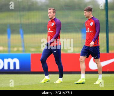 Die Engländerinnen Harry Kane und John Stones während des Trainings auf dem Watford FC Training Ground in Aktion. Bildnachweis sollte lauten: David Klein/Sportimage via PA Images Stockfoto