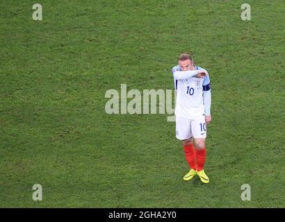 Der englische Wayne Rooney sieht während des Spiels der UEFA-Europameisterschaft 2016 im Stade Velodrome in Marseille niedergeschlagen aus. Bilddatum 11. Juni 2016 Pic David Klein/Sportimage via PA Images Stockfoto