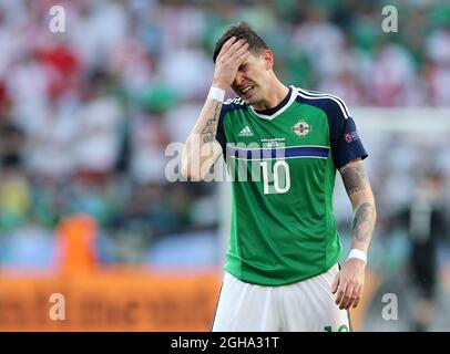 Kyle Lafferty aus Nordirland sieht beim Spiel der UEFA-Europameisterschaft 2016 an der Allianz Riviera in Nizza niedergeschlagen aus. Bilddatum 12. Juni 2016 Pic David Klein/Sportimage via PA Images Stockfoto