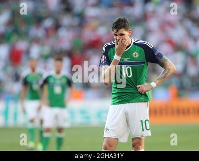 Kyle Lafferty aus Nordirland sieht beim Spiel der UEFA-Europameisterschaft 2016 an der Allianz Riviera in Nizza niedergeschlagen aus. Bilddatum 12. Juni 2016 Pic David Klein/Sportimage via PA Images Stockfoto