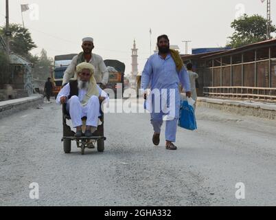 (210906) -- KABUL, 6. September 2021 (Xinhua) -- die afghanische Bevölkerung bewegt sich am 5. September 2021 am Grenzübergang Torkham zwischen Pakistan und Afghanistan in Richtung Grenze. (Foto von Hamidullah/Xinhua) Stockfoto