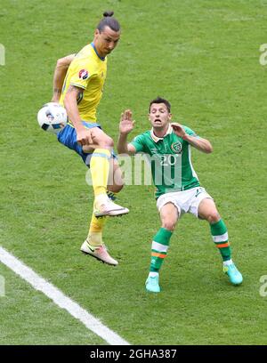 Der irische Wes Hoolahan tuslens mit dem schwedischen Zlatan Ibrahimovic während des Spiels der UEFA-Europameisterschaft 2016 im Stade De France, Paris. Bilddatum 13. Juni 2016 Pic David Klein/Sportimage Stockfoto