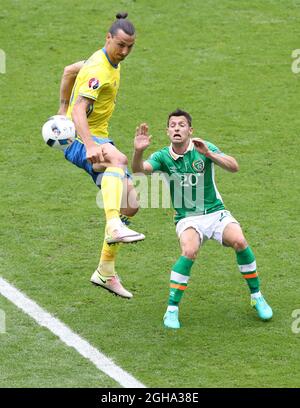 Der irische Wes Hoolahan tuslens mit dem schwedischen Zlatan Ibrahimovic während des Spiels der UEFA-Europameisterschaft 2016 im Stade De France, Paris. Bilddatum 13. Juni 2016 Pic David Klein/Sportimage via PA Images Stockfoto