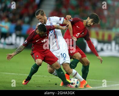 Gylfi Sigurdsson aus Island wurde von Vieirinha und Raphael Guerreiro aus Portugal während des Spiels der UEFA-Europameisterschaft 2016 im Stade Geoffroy Guichard, Saint Etienne, angegangen. Bilddatum 15. Juni 2016 Pic Phil Oldham/Sportimage via PA Images Stockfoto