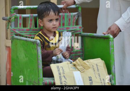 (210906) -- KABUL, 6. September 2021 (Xinhua) -- ein afghanisches Kind wartet am 5. September 2021 auf den Grenzübergang am Grenzübergang Torkham zwischen Pakistan und Afghanistan. (Foto von Hamidullah/Xinhua) Stockfoto