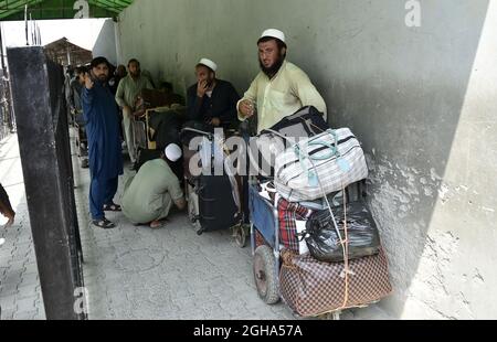 (210906) -- TORKHAM, 6. September 2021 (Xinhua) -- am 5. September 2021 überqueren Menschen die Grenze nach Pakistan am Grenzübergang von Torkham zwischen Pakistan und Afghanistan. (Foto von Saeed Ahmad/Xinhua) Stockfoto