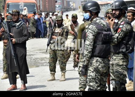 (210906) -- TORKHAM, 6. September 2021 (Xinhua) -- pakistanische Soldaten und afghanische Taliban-Mitglieder stehen am 5. September 2021 am Grenzübergang von Torkham zwischen Pakistan und Afghanistan Wache. (Foto von Saeed Ahmad/Xinhua) Stockfoto