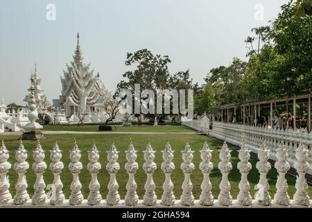 Chiang Rai, Thailand - 16. Februar 2020. Weißer Tempel Wat Rong Khun im Norden Thailands.Thailändischer buddhistischer Tempel mit Glaseinsätzen bedeckt.Asiatischer Tourist Stockfoto