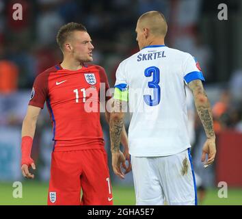 Jamie Vardy aus England hat sich mit Martin Skrtel aus der Slowakei während des Spiels der UEFA-Europameisterschaft 2016 im Stade Geoffroy-Guichard, St Etienne, zu Wort gesagt. Bilddatum 20. Juni 2016 Pic David Klein/Sportimage via PA Images Stockfoto