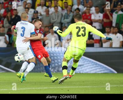 Jamie Vardy aus England stößt beim Spiel der UEFA-Europameisterschaft 2016 im Stade Geoffroy-Guichard, St. Etienne, auf Martin Skrtel aus der Slowakei. Bilddatum 20. Juni 2016 Pic Phil Oldham/Sportimage via PA Images Stockfoto